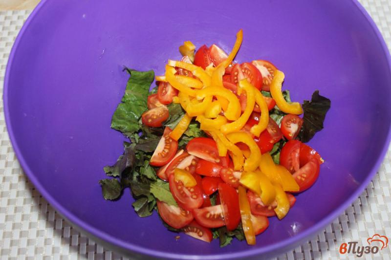 Фото приготовление рецепта: Легкий салат из помидоров черри с болгарским перцем и фетой шаг №3