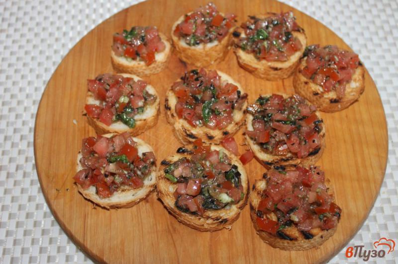 Фото приготовление рецепта: Тосты с томатной сальсой и хамоном шаг №4