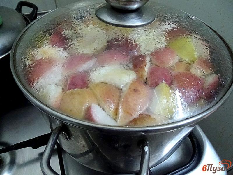 Фото приготовление рецепта: Компот из яблок и груш шаг №4