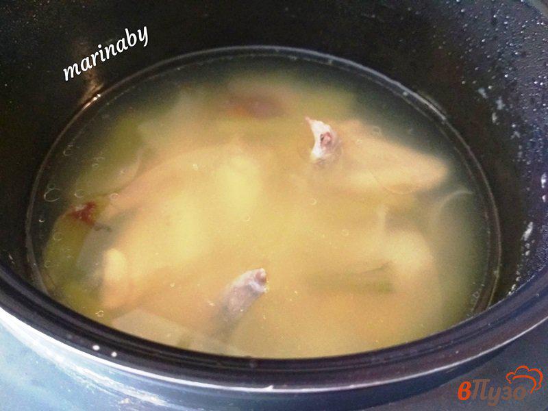 Фото приготовление рецепта: Куриный суп с манной крупой шаг №3