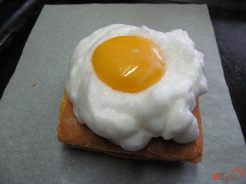 Фото приготовление рецепта: Бутерброд с воздушным яйцом шаг №6