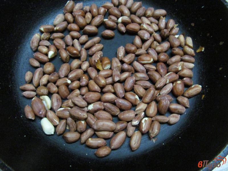 Фото приготовление рецепта: Оладьи из арахиса и хлопьев под малиновым соусом шаг №1