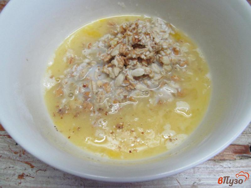Фото приготовление рецепта: Оладьи из арахиса и хлопьев под малиновым соусом шаг №5
