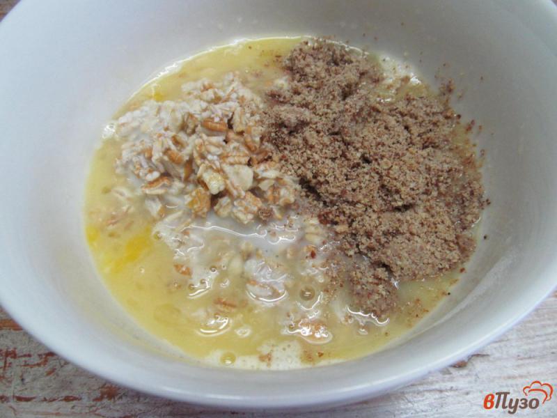 Фото приготовление рецепта: Оладьи из арахиса и хлопьев под малиновым соусом шаг №6