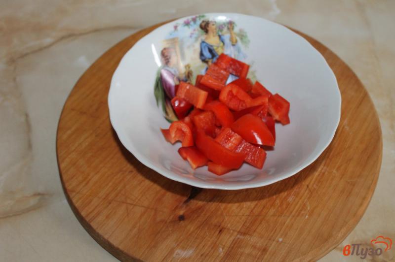 Фото приготовление рецепта: Салат из помидоров черри, болгарского перца и твердого сыра шаг №1