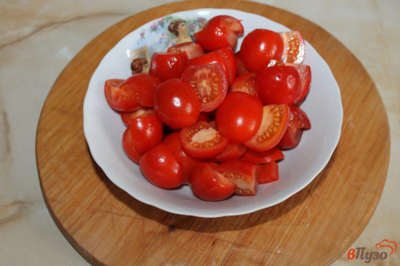 Фото приготовление рецепта: Салат из помидоров черри, болгарского перца и твердого сыра шаг №2