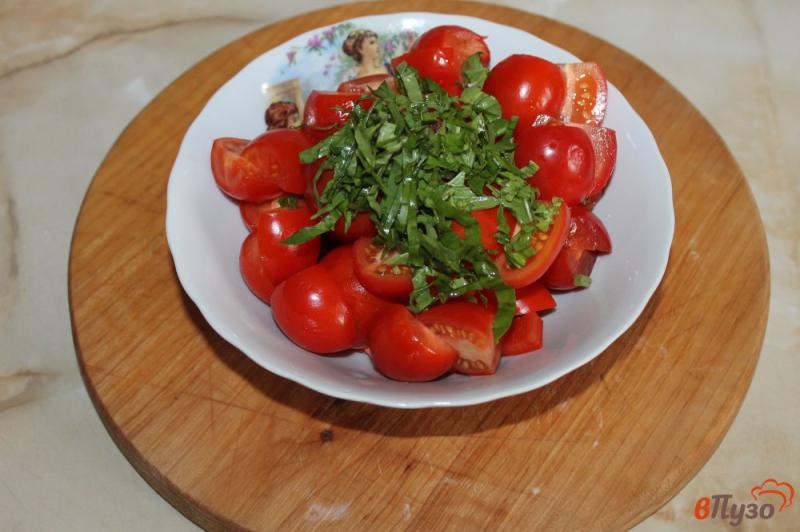 Фото приготовление рецепта: Салат из помидоров черри, болгарского перца и твердого сыра шаг №3