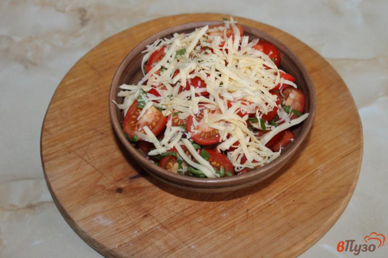 Фото приготовление рецепта: Салат из помидоров черри, болгарского перца и твердого сыра шаг №4