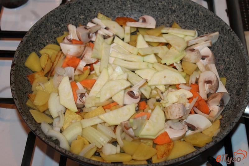 Фото приготовление рецепта: Картофель жареный с грибами, кабачком и морковью шаг №4