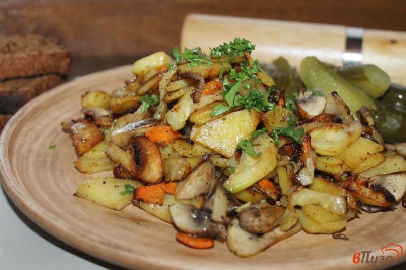 Фото приготовление рецепта: Картофель жареный с грибами, кабачком и морковью шаг №5