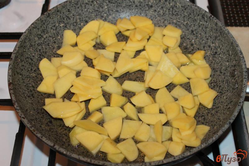 Фото приготовление рецепта: Картофель жареный с грибами, кабачком и морковью шаг №3