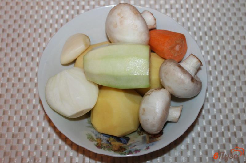 Фото приготовление рецепта: Картофель жареный с грибами, кабачком и морковью шаг №1