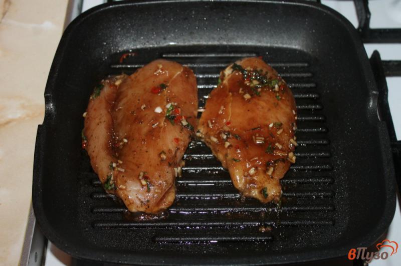 Фото приготовление рецепта: Куриные стейки с перцем чили шаг №5