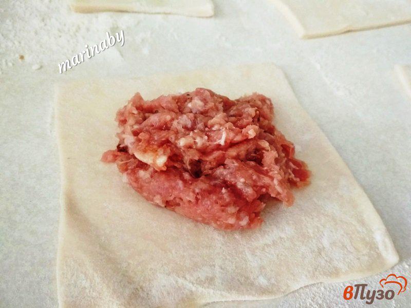 Фото приготовление рецепта: Слоеные конвертики с мясом шаг №4