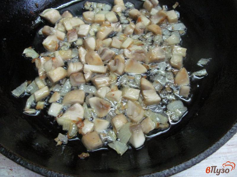 Фото приготовление рецепта: Салат со шпротами грибами и сыром шаг №3