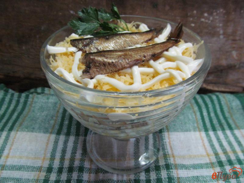 Фото приготовление рецепта: Салат со шпротами грибами и сыром шаг №8
