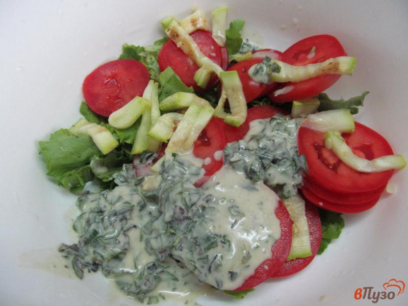 Фото приготовление рецепта: Салат из помидора и кабачка под соусом из базилика и сметаны шаг №6