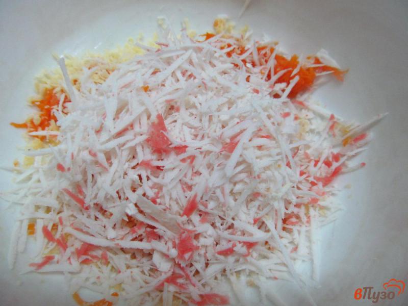 Фото приготовление рецепта: Бутерброды с морковной начинкой и крабовыми палочками шаг №2