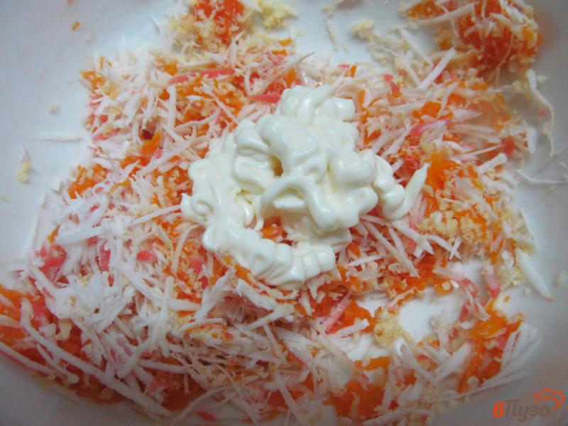 Фото приготовление рецепта: Бутерброды с морковной начинкой и крабовыми палочками шаг №3