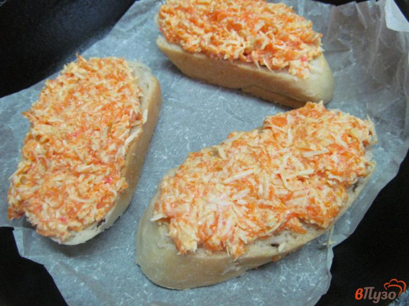 Фото приготовление рецепта: Бутерброды с морковной начинкой и крабовыми палочками шаг №4