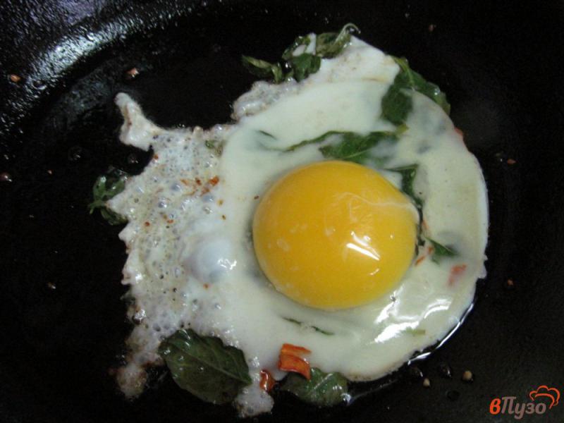 Фото приготовление рецепта: Яйцо с капустой романеско на завтрак шаг №4