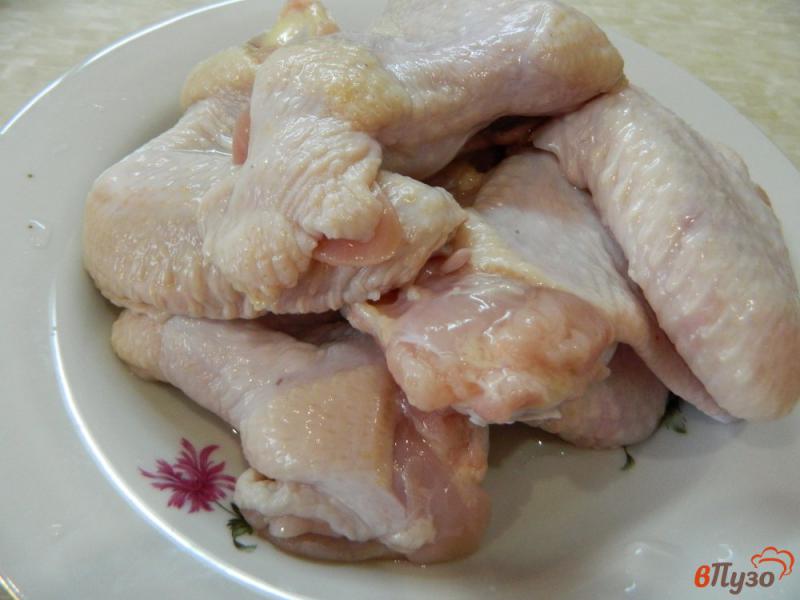 Фото приготовление рецепта: Куриные крылышки с чесноком и лимонным соком шаг №1