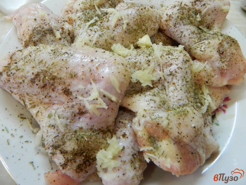 Фото приготовление рецепта: Куриные крылышки с чесноком и лимонным соком шаг №2