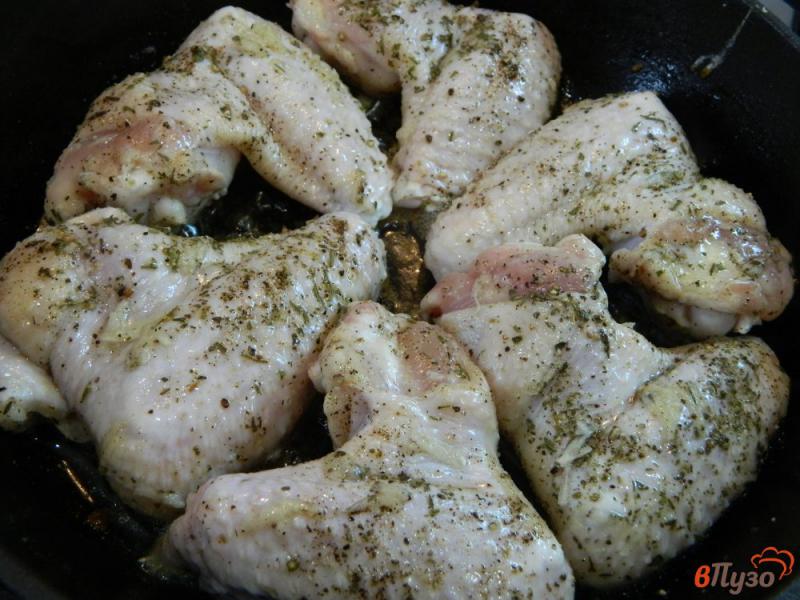 Фото приготовление рецепта: Куриные крылышки с чесноком и лимонным соком шаг №4