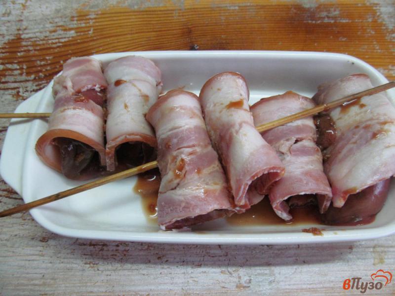 Фото приготовление рецепта: Румаки из куриной печени с беконом шаг №3