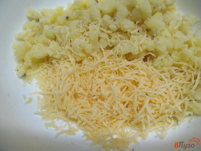 Фото приготовление рецепта: Запеканка из картофеля с куриными фрикадельками шаг №4