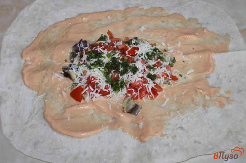 Фото приготовление рецепта: Лаваш с печеным баклажаном, томатами и сыром шаг №6
