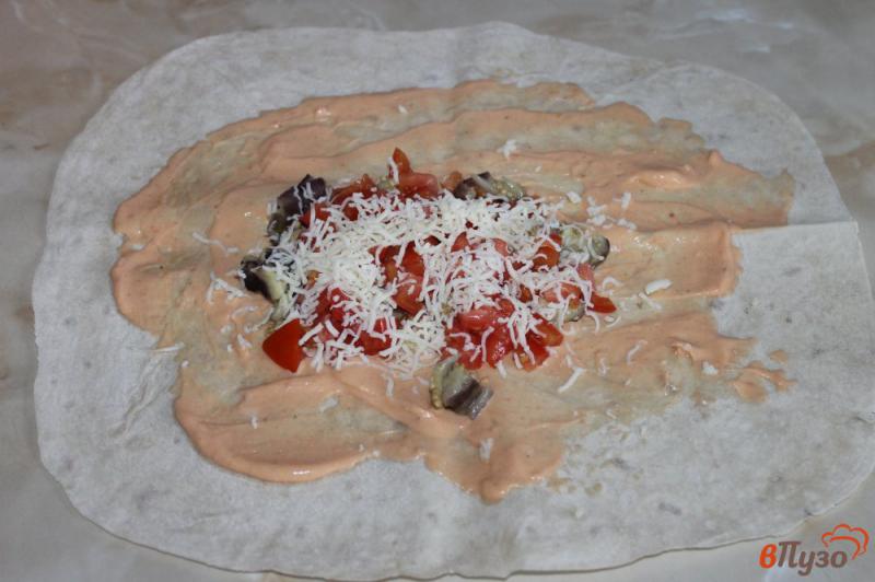 Фото приготовление рецепта: Лаваш с печеным баклажаном, томатами и сыром шаг №5