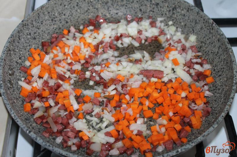 Фото приготовление рецепта: Гороховый суп на беконе с копченой колбасой шаг №6