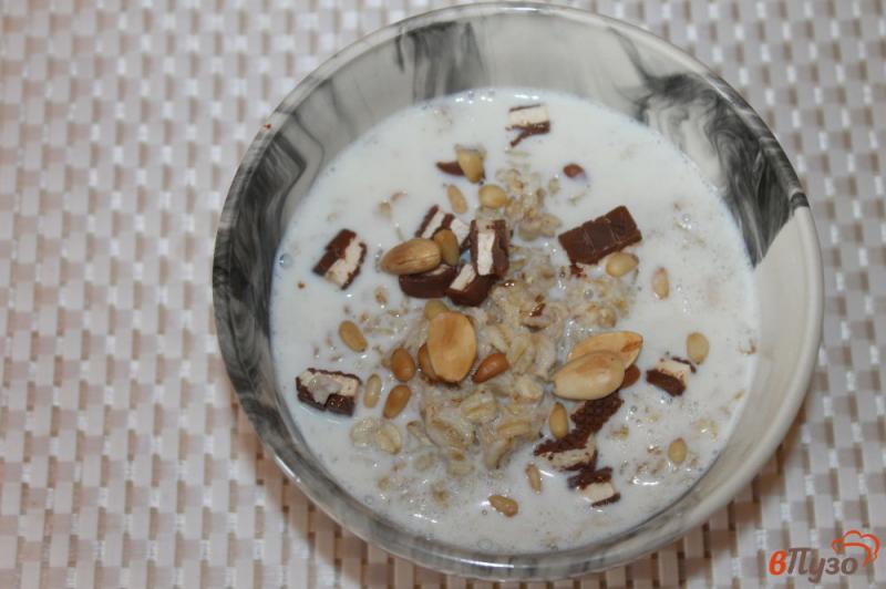 Фото приготовление рецепта: Овсянка на молоке с орехами, шоколадом и медом шаг №3