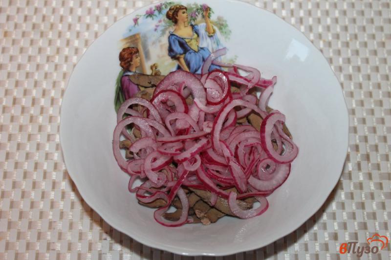 Фото приготовление рецепта: Салат из отварной печени и печеным перцем шаг №3