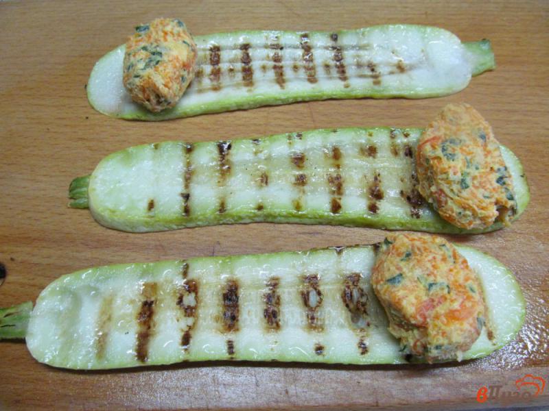 Фото приготовление рецепта: Рулеты из кабачка с морковной начинкой и шпротами шаг №4
