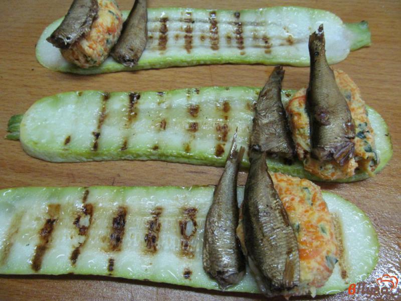 Фото приготовление рецепта: Рулеты из кабачка с морковной начинкой и шпротами шаг №5