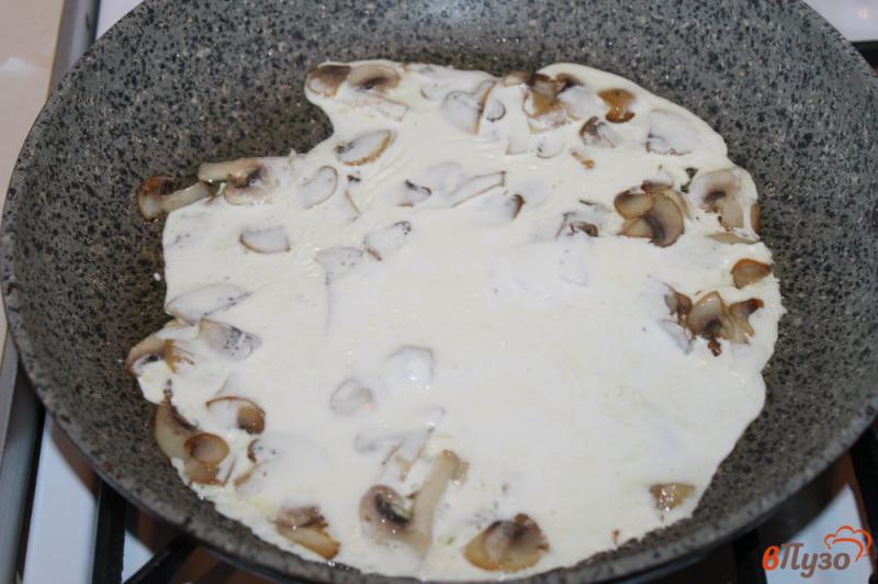 Фото приготовление рецепта: Спагетти в сливочно - сырном соусе с грибами шаг №4