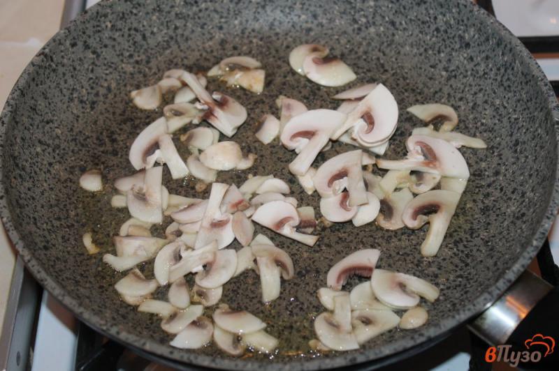 Фото приготовление рецепта: Спагетти в сливочно - сырном соусе с грибами шаг №2