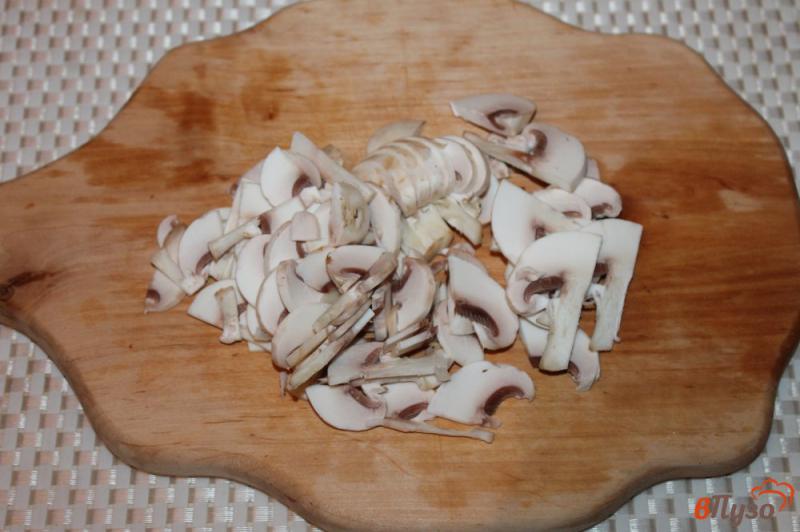 Фото приготовление рецепта: Спагетти в сливочно - сырном соусе с грибами шаг №1