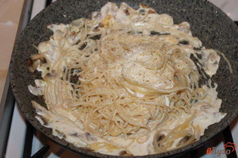 Фото приготовление рецепта: Спагетти в сливочно - сырном соусе с грибами шаг №6