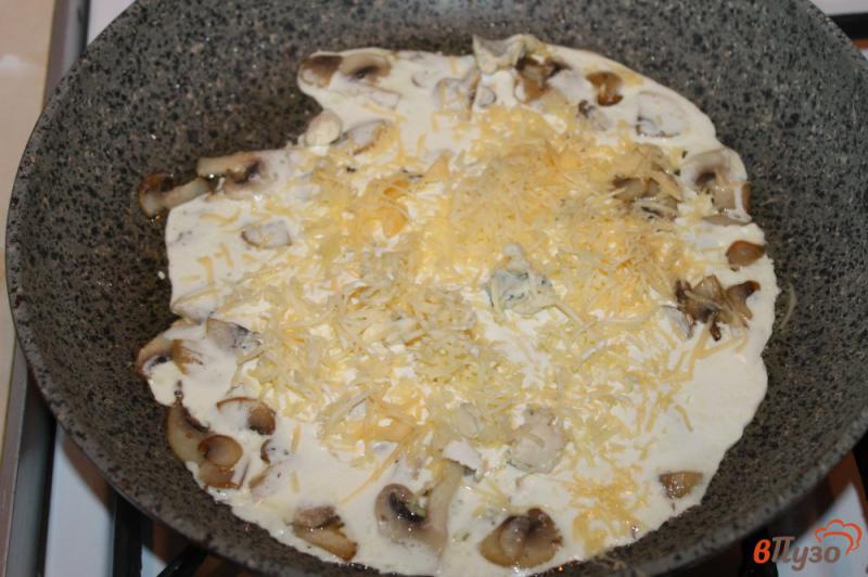 Фото приготовление рецепта: Спагетти в сливочно - сырном соусе с грибами шаг №5