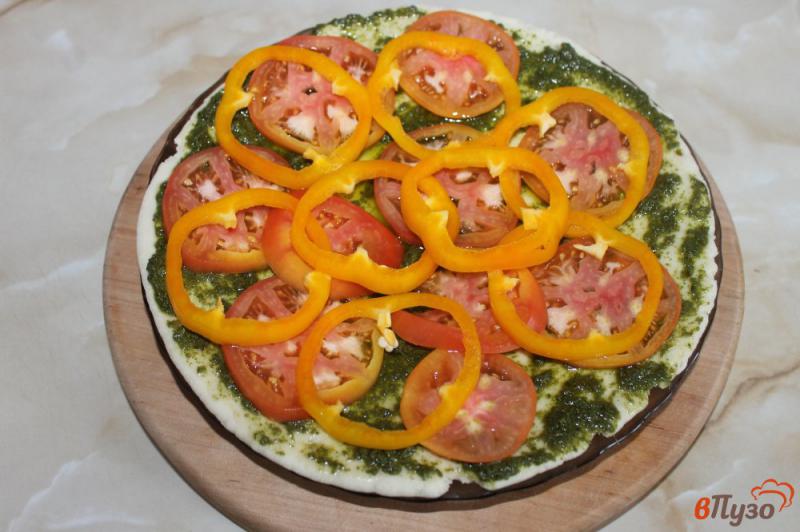Фото приготовление рецепта: Пицца на готовой основе с сыром, болгарским перцем и соусом шаг №3