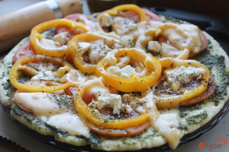 Фото приготовление рецепта: Пицца на готовой основе с сыром, болгарским перцем и соусом шаг №5