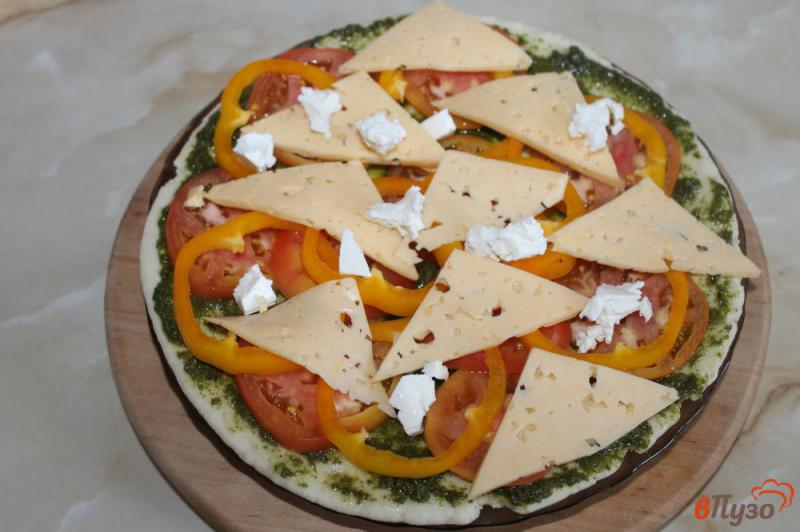 Фото приготовление рецепта: Пицца на готовой основе с сыром, болгарским перцем и соусом шаг №4