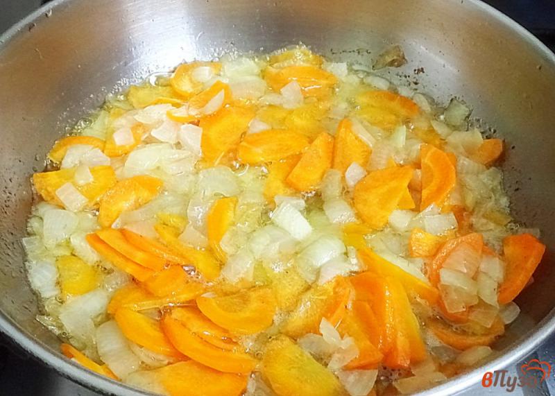 Фото приготовление рецепта: Овощной суп с маслятами и лисичками шаг №5