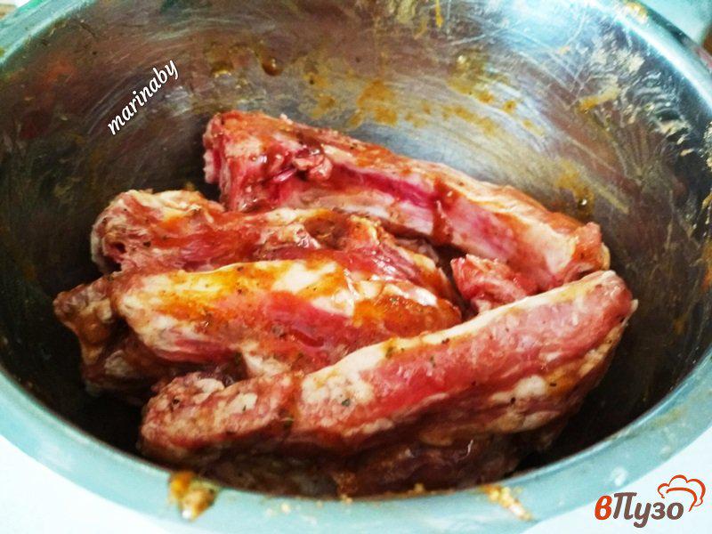 Фото приготовление рецепта: Свиные ребра с молодым картофелем шаг №3