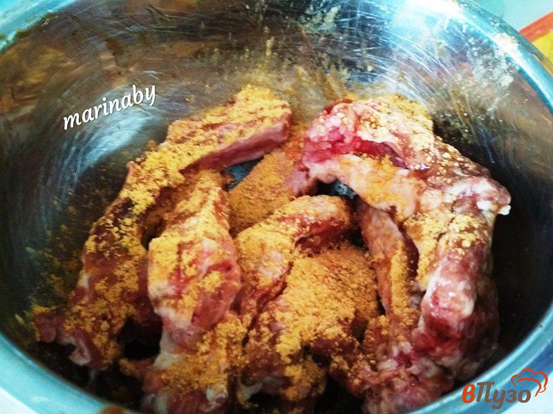 Фото приготовление рецепта: Свиные ребра с молодым картофелем шаг №2