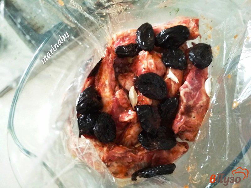 Фото приготовление рецепта: Свиные ребра с молодым картофелем шаг №6