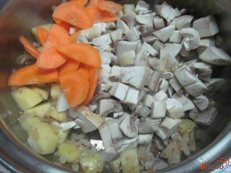 Фото приготовление рецепта: Суп с шампиньоном и горчичным соусом шаг №4